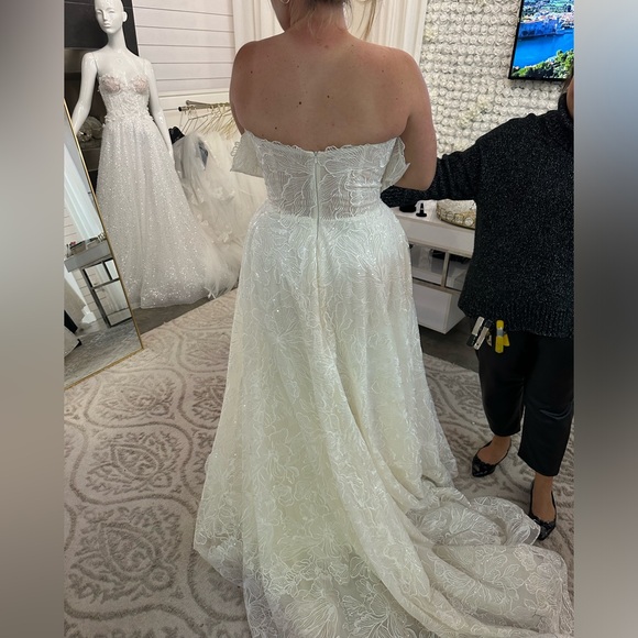 Ivory white Zakaa Couture Wedding Dress (Brand New - never worn) - Picture 3 of 3